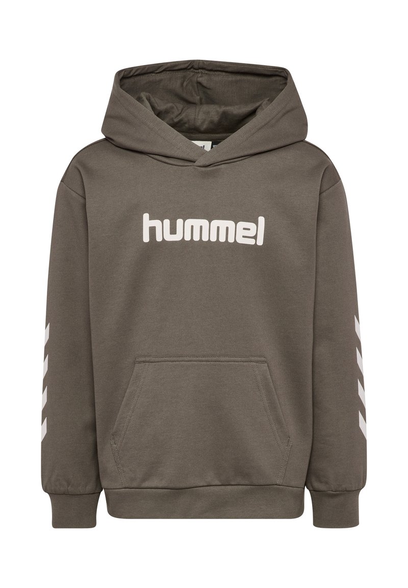 Hoodie i olivgrön tyg, med en framficka, vit logotext och vita chevronränder på ärmarna.