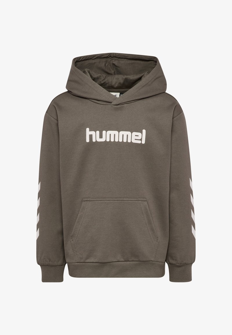 Kapuzensweatshirt aus olivgrünem Stoff, mit einer Fronttasche, weißem Logotext und weißen Chevronstreifen an den Ärmeln.