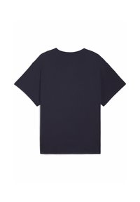 Camiseta de algodón azul marino, de mangas cortas, corte relajado, cuello redondo, sin gráficos ni adornos, textura suave, parte trasera lisa.