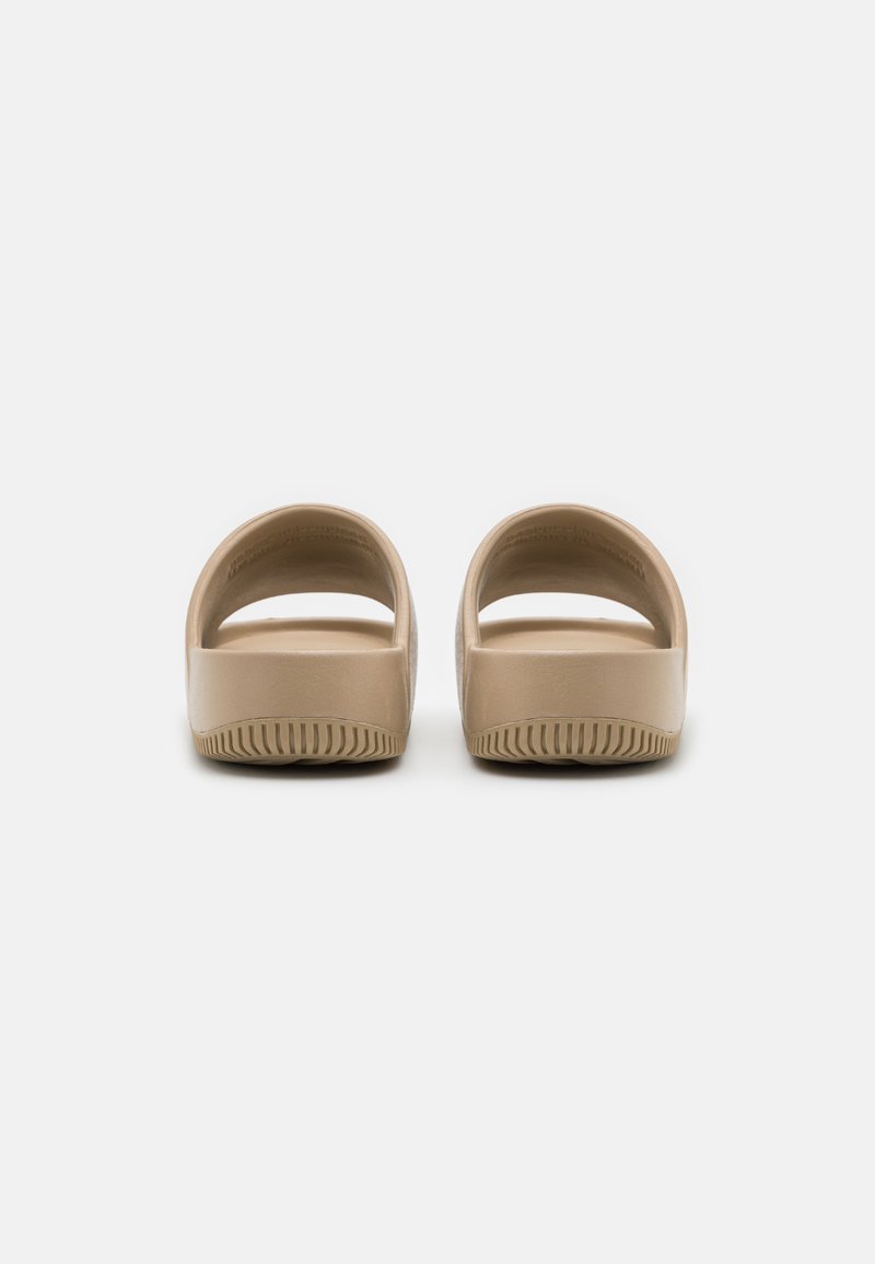 Sandales beiges à enfiler avec un dos ouvert et un design arrondi. Matériau en plastique lisse avec une semelle texturée pour l'adhérence.