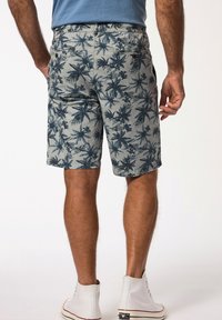 Herren Shorts aus einem grauen Stoff mit einem dunkelblauen Palmblattmuster. Elastischer Bund und zwei Gesäßtaschen mit Knopfverschluss.