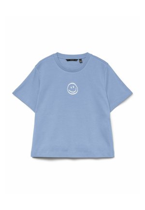 Lyseblå kortærmet croppet t-shirt med en hvid håndtegnet smiley placeret midt på brystet.