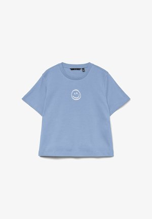 Lyseblå kortærmet croppet t-shirt med en hvid håndtegnet smiley placeret midt på brystet.
