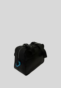 Borsa in pelle nera con forma rettangolare, zip argentata, manici neri e un accento blu sul lato. Texture liscia con design minimale.