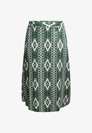 Zelena in bela krilo do kolen sledi navpičnim geometrijskim diamantnim in črtastim vzorcem na enobarvnem ozadju.