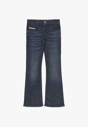 I jeans a zampa in denim blu scuro presentano un design a cinque tasche, una leggera scoloritura e una patch con il brand sulla tasca anteriore.