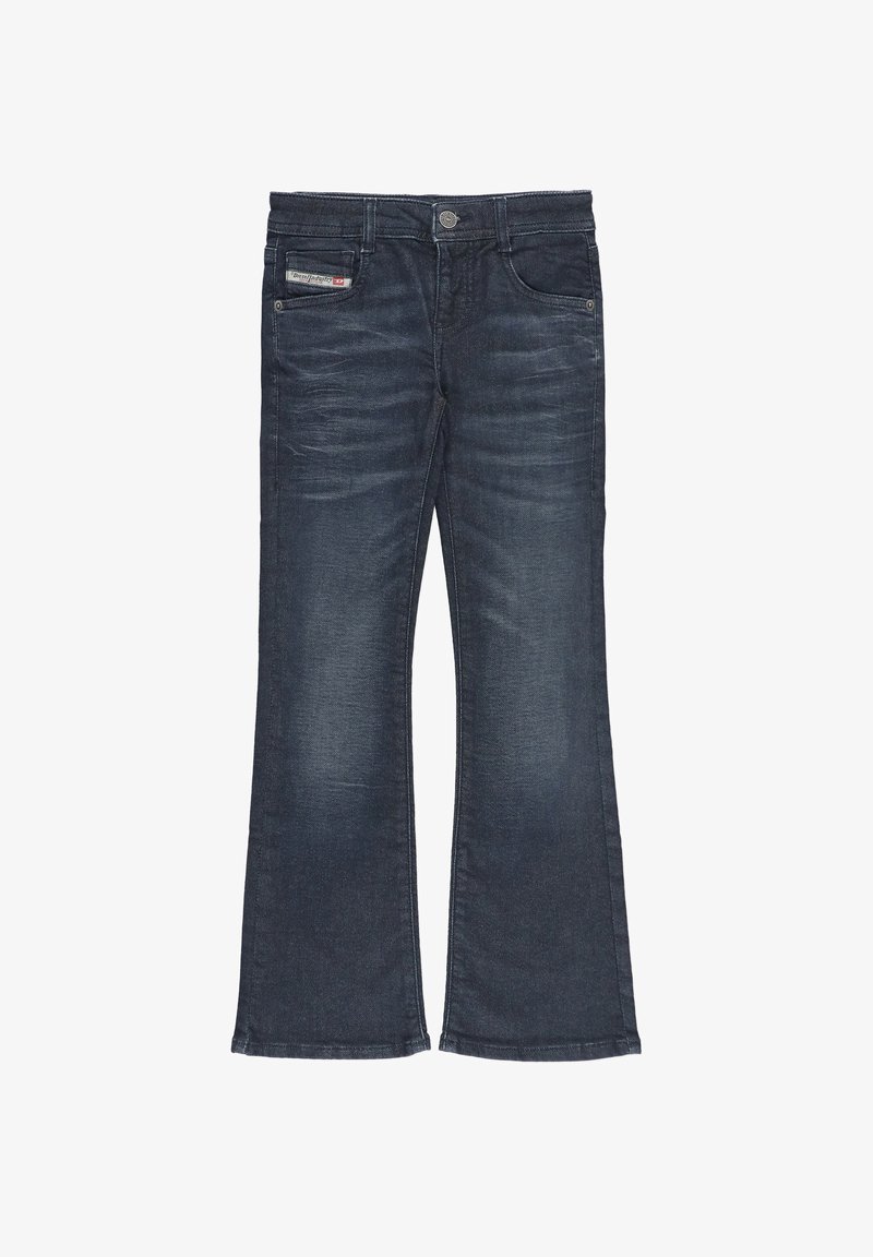 I jeans a zampa in denim blu scuro presentano un design a cinque tasche, una leggera scoloritura e una patch con il brand sulla tasca anteriore.