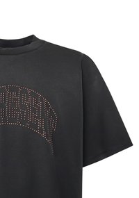 Zwart T-shirt met korte mouwen van katoen, met een groot, gebogen ontwerp van rosegouden studs die het woord "PRESENT" op de voorkant spellen.