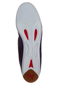 Podeszwa sneakersów w kolorze białym, z czerwonymi akcentami i teksturowanymi wzorami antypoślizgowymi. Górna część w ciemnoniebieskim kolorze z wygiętymi sekcjami dla elastyczności.