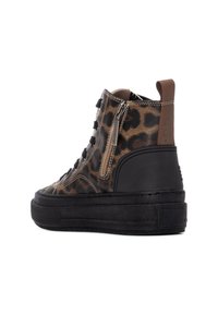 Zapatillas de caña alta con estampado de leopardo, suela de goma negra, cierre de cremallera y acentos de cuero marrón en contraste. Presenta material texturizado y cordones.