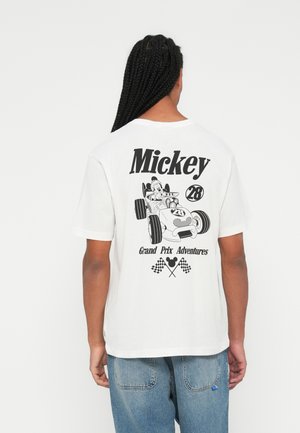 Biele tričko z bavlny s čiernym grafickým potlačou Mickey Mouse v pretekárskom aute, s textom "Mickey," "28," a "Grand Prix Adventures."