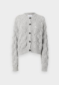 Cardigan gri tricotat cu un design scurt, având un model cu cablu, decolteu rotund și cinci nasturi negri în partea din față.