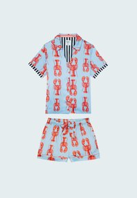 Conjunto de pijama azul claro con estampado de langostas rojas, con camisa de botones de mangas cortas y cuello, y pantalones cortos con cintura elástica. Detalles a rayas.