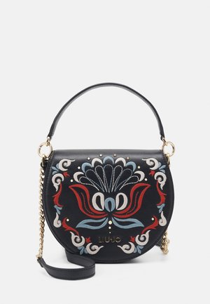 Schwarze halbmondförmige Handtasche mit floraler Stickerei in Rot, Blau und Weiß, mit goldfarbenen Beschlägen, einem oberen Griff und einem Kettengurt-Detail.