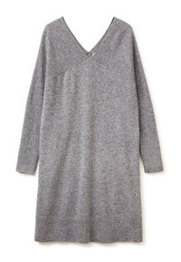Šedé pletené šaty s dlouhými rukávy, designem ve tvaru V, žebrovanou texturou na ramenech a lemu, a hladkým tělovým materiálem. Jemný zelený akcentní detail.
