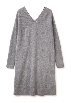 Graues Strickkleid mit langen Ärmeln, V-Ausschnitt-Design, geripptem Muster an den Schultern und am Saum sowie glattem Stoff am Körper. Subtile grüne Akzentdetails.