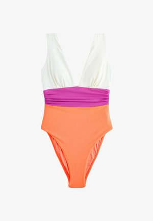 Einteiliger Badeanzug mit tiefem V-Ausschnitt, weißem Oberteil, lila Taillenband und orangem Unterteil, flach auf weißem Hintergrund.