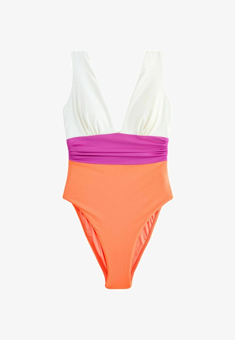 Maillot de bain une pièce avec col en V profond, haut blanc, ceinture violette et partie inférieure orange, à plat sur fond blanc.