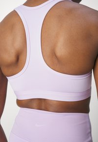 Nike Performance BRA - Vidutiniškai krūtinę prilaikanti sportinė liemenėlė - violet mist