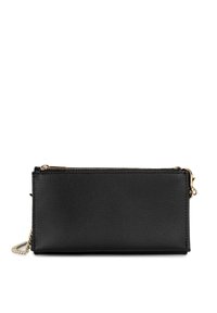Pochette en cuir noir avec une finition texturée, dotée d'une fermeture éclair dorée et d'une bandoulière en chaîne. Forme rectangulaire, profil fin pour un transport facile.
