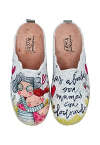 Par de zapatillas de fieltro grises con ilustración colorida de una abuela abrazando a niños y texto en español sobre las abuelas como segundas madres.