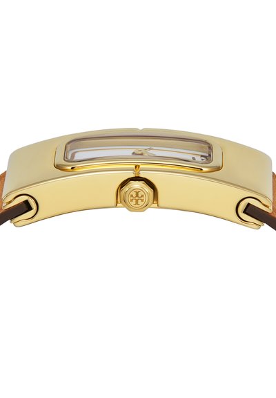 Guld rektangulært urkasse med en smal gennemsigtig skive, en krone med graveret logo og brune læderremme fastgjort på begge sider.