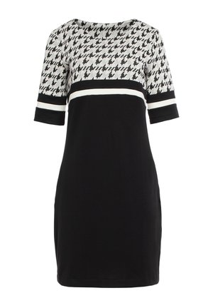 Czarna sukienka z wzorzystą szaro-skalną górą, z wzorem w zębatkę. Posiada okrągły dekolt i krótkie, podwinięte rękawy z białymi paskami.
