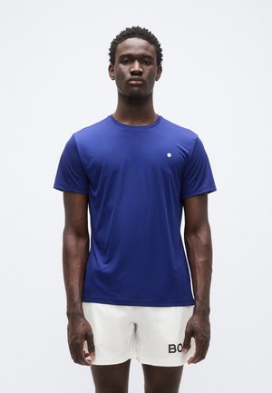 Königsblaues, kurzärmeliges Sportshirt aus leichtem Stoff mit Rundhalsausschnitt. Mit kleinem Logo auf der Brust.