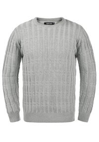 Pull en maille gris clair avec un motif de câble texturé, col rond et poignets et ourlet côtelés. Le matériau semble doux et extensible.