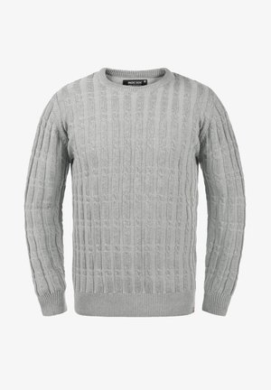 Lys grå strikket genser med en teksturert kabelmønster, rund hals og ribbede ermer og kant. Materialet ser mykt og elastisk ut.