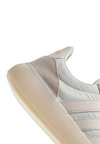 Ljusgrå och mjuk rosa sneakers med texturerade mockadetaljer, en slät ovandel och en genomskinlig gummisula med tre ränder design.