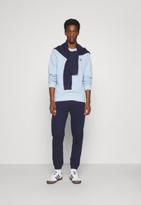 Lyle & Scott SLIM - Treniņtērpa apakšdaļas - navy