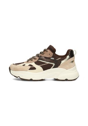 Massiver beige-brauner Sneaker mit gemischten Velours-, Mesh- und Kunst-Schlangenleder-Texturen, dicker weißer Sohle und gemusterten Schnürsenkeln.