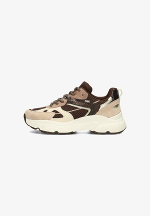 Sneaker beige e marrone robusto con texture miste in camoscio, mesh e similpelle effetto pelle di serpente, suola bianca spessa e lacci decorati.