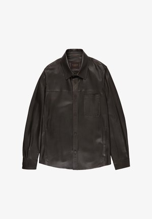 Camicetta giacca in pelle nera con chiusura frontale con bottoni, collo appuntito e una tasca sul petto. Il tessuto ha una texture liscia e lucida.