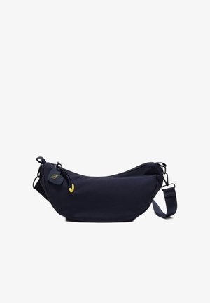 Tamnoplava polumjesečasta torba preko tijela s podesivim remenom, zatvaračem i malom crnom i zlatnom etiketom na bijeloj pozadini.