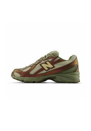 Zapatilla deportiva de malla y cuero verde y marrón con suela gruesa y cordones, vista de lado sobre fondo blanco.