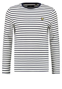 Langärmliges, Rundhals-T-Shirt in Weiß mit marineblauen horizontalen Streifen. Verfügt über ein kleines, gelbes gesticktes Logo auf der Brust.