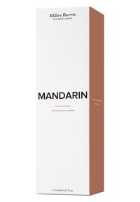 Weißes rechteckiges Verpackungsmaterial mit terrakottafarbenem Akzent. Enthält fetten schwarzen Text mit der Aufschrift "MANDARIN" und Details zum Raumdiffusor.