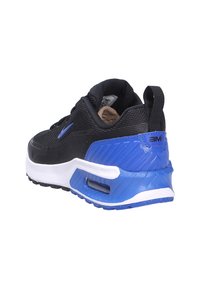 Svart och blå sportskor med en texturerad ovandel, vit mellansula och en synlig luftenhet. Har en vadderad krage och en hälpull-tab.