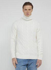 Weißer, strukturierter Rollkragenpullover mit gerippten Bündchen und Saum. Das strukturierte Design zeigt erhabene Zopfmuster und eine kräftige Passform. Trägt man mit blauen Jeans.