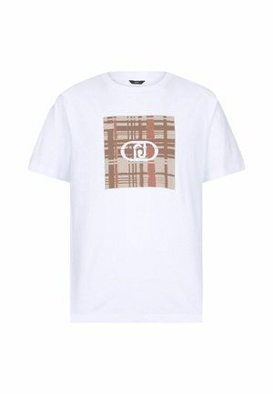 T-shirt bianco in cotone con un design grafico quadrato in motivi a quadri marroni, beige e ruggine, con un logo centrale, scollatura rotonda e maniche corte.