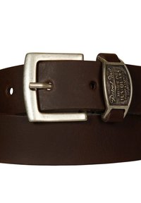 Bruine leren riem met een zilveren metalen gesp en label. Beschikt over meerdere verstelgaatjes en een soepele textuur. Klassiek rechthoekig ontwerp.