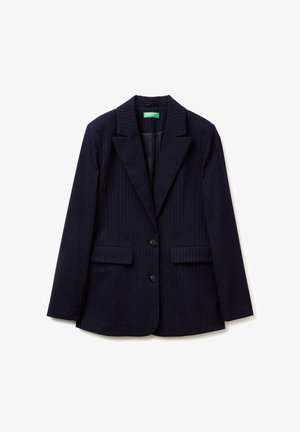Blazer a rayas navy fabricado con un tejido de textura suave. Presenta solapas anchas, dos bolsillos frontales y cierre de doble botón.