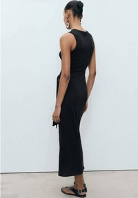 Mango MIDI WITH KNOT DETAIL - Džersejové šaty - black