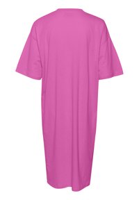 Krótka różowa bawełniana sukienka typu t-shirt z krótkimi rękawami i okrągłym dekoltem. Krój jest luźny i sięga do połowy uda.