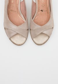 Tamaris Wedge sandals - champagner pearl