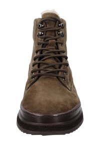 Braune Wildleder-Boots bis zum Knöchel mit runder Zehenpartie, Metallösen und flachen Schnürsenkeln; strukturierte Gummisohle mit dunklen Akzenten und weichem Fellfutter.