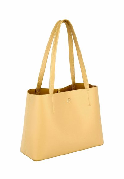 Rumeno usnjena torba tote z dvema naramnima trakovoma in majhnim reliefnim logotipom na sprednji strani, pravokotna oblika z teksturirano površino.