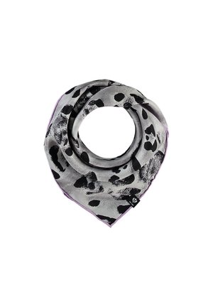 Écharpe grise avec des taches abstraites noires, pliée en boucle, avec une petite étiquette de marque noire et des bords cousus en violet.